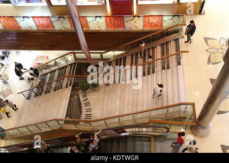 Shanghai, Shanghai, China. Oktober 2017. Shanghai, CHINA-15. Oktober 2017: (NUR REDAKTIONELLE VERWENDUNG. CHINA OUT). Die Treppe mit Klaviertastatur kann in einem Einkaufszentrum in Shanghai gesehen werden. Die Leute hören erstaunliche Musik, wenn sie auf die Treppe gehen, was mehr Leute dazu ermutigen könnte, alleine zu gehen, anstatt den Aufzug zu benutzen. Quelle: SIPA Asia/ZUMA Wire/Alamy Live News Stockfoto