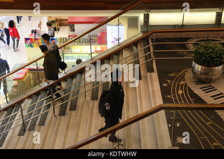 Shanghai, Shanghai, China. Oktober 2017. Shanghai, CHINA-15. Oktober 2017: (NUR REDAKTIONELLE VERWENDUNG. CHINA OUT). Die Treppe mit Klaviertastatur kann in einem Einkaufszentrum in Shanghai gesehen werden. Die Leute hören erstaunliche Musik, wenn sie auf die Treppe gehen, was mehr Leute dazu ermutigen könnte, alleine zu gehen, anstatt den Aufzug zu benutzen. Quelle: SIPA Asia/ZUMA Wire/Alamy Live News Stockfoto
