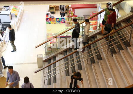 Shanghai, Shanghai, China. Oktober 2017. Shanghai, CHINA-15. Oktober 2017: (NUR REDAKTIONELLE VERWENDUNG. CHINA OUT). Die Treppe mit Klaviertastatur kann in einem Einkaufszentrum in Shanghai gesehen werden. Die Leute hören erstaunliche Musik, wenn sie auf die Treppe gehen, was mehr Leute dazu ermutigen könnte, alleine zu gehen, anstatt den Aufzug zu benutzen. Quelle: SIPA Asia/ZUMA Wire/Alamy Live News Stockfoto