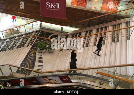 Shanghai, Shanghai, China. Oktober 2017. Shanghai, CHINA-15. Oktober 2017: (NUR REDAKTIONELLE VERWENDUNG. CHINA OUT). Die Treppe mit Klaviertastatur kann in einem Einkaufszentrum in Shanghai gesehen werden. Die Leute hören erstaunliche Musik, wenn sie auf die Treppe gehen, was mehr Leute dazu ermutigen könnte, alleine zu gehen, anstatt den Aufzug zu benutzen. Quelle: SIPA Asia/ZUMA Wire/Alamy Live News Stockfoto