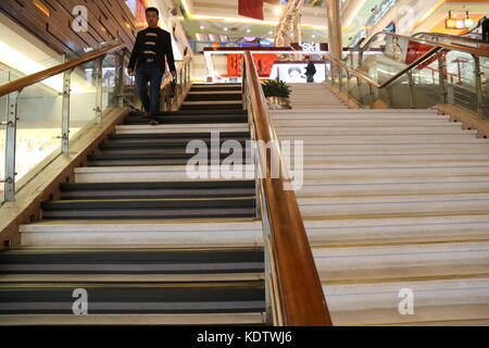 Shanghai, Shanghai, China. Oktober 2017. Shanghai, CHINA-15. Oktober 2017: (NUR REDAKTIONELLE VERWENDUNG. CHINA OUT). Die Treppe mit Klaviertastatur kann in einem Einkaufszentrum in Shanghai gesehen werden. Die Leute hören erstaunliche Musik, wenn sie auf die Treppe gehen, was mehr Leute dazu ermutigen könnte, alleine zu gehen, anstatt den Aufzug zu benutzen. Quelle: SIPA Asia/ZUMA Wire/Alamy Live News Stockfoto