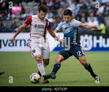 (171016) -- VANCOUVER, 16. Okt. 2017 (Xinhua) -- Valeri Qazaishvili (L) von San Jose Earthakes streitet mit Fredy Montero aus Vancouver Whitecaps während des regulären Saisonspiels zwischen Vancouver Whitecaps und San Jose Earthakes im BC Place Stadium in Vancouver, Kanada, am 15. Okt. 2017. Das Spiel endete mit einem Unentschieden von 1-1. (Xinhua/Andrew Soong) Stockfoto