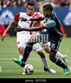 (171016) -- VANCOUVER, 16. Okt. 2017 (Xinhua) -- Darwin Ceren (L) von San Jose Earthakes streitet mit Tony Tchani von Vancouver Whitecaps während des regulären Saisonspiels der MLS zwischen Vancouver Whitecaps und San Jose Earthakes im BC Place Stadium in Vancouver, Kanada, am 15. Okt. 2017. Das Spiel endete mit einem Unentschieden von 1-1. (Xinhua/Andrew Soong) Stockfoto