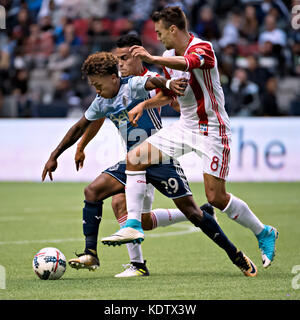 (171016) -- VANCOUVER, 16. Okt. 2017 (Xinhua) -- Yordy Reyna (L) von Vancouver Whitecaps streitet mit Chris Wondolowski von San Jose Earthakes während des regulären Saisonspiels zwischen Vancouver Whitecaps und San Jose Earthakes im BC Place Stadium in Vancouver, Kanada, am 15. Okt. 2017. Das Spiel endete mit einem Unentschieden von 1-1. (Xinhua/Andrew Soong) Stockfoto