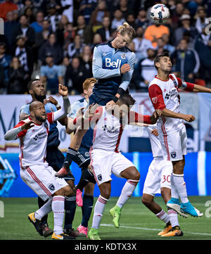 (171016) -- VANCOUVER, 16. Oktober 2017 (Xinhua) -- Brek Shea (Top) von Vancouver Whitecaps führt den Ball während des regulären Saisonspiels der MLS zwischen Vancouver Whitecaps und San Jose Earthakes im BC Place Stadium in Vancouver, Kanada, am 15. Oktober 2017. Das Spiel endete mit einem Unentschieden von 1-1. (Xinhua/Andrew Soong) Stockfoto