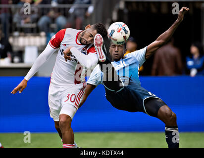 (171016) -- VANCOUVER, 16. Okt. 2017 (Xinhua) -- Anibal Goday (L) von San Jose Earthquakes streitet mit Aly Ghazal von Vancouver Whitecaps während des regulären Saisonspiels der MLS zwischen Vancouver Whitecaps und San Jose Earthakes im BC Place Stadium in Vancouver, Kanada, am 15. Okt. 2017. Das Spiel endete mit einem Unentschieden von 1-1. (Xinhua/Andrew Soong) Stockfoto