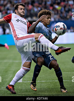 (171016) -- VANCOUVER, 16. Okt. 2017 (Xinhua) -- Valeri Qazaishvili (L) von San Jose Earthakes streitet mit Yordy Reyna aus Vancouver Whitecaps während des regulären Saisonspiels zwischen Vancouver Whitecaps und San Jose Earthakes im BC Place Stadium in Vancouver, Kanada, am 15. Okt. 2017. Das Spiel endete mit einem Unentschieden von 1-1. (Xinhua/Andrew Soong) Stockfoto