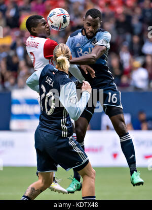 (171016) -- VANCOUVER, 16. Okt. 2017 (Xinhua) -- Kofi Sarkodie (L) von San Jose Earthakes streitet mit Tony Tchani (R) von Vancouver Whitecaps während des regulären Saisonspiels zwischen Vancouver Whitecaps und San Jose Earthakes im BC Place Stadium in Vancouver, Kanada, am 15. Okt. 2017. Das Spiel endete mit einem Unentschieden von 1-1. (Xinhua/Andrew Soong) Stockfoto