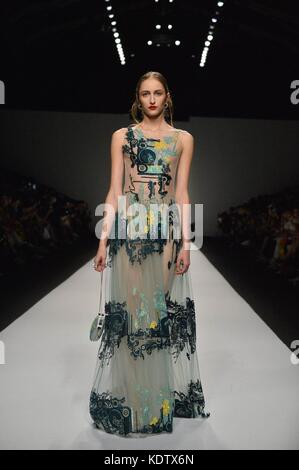Shanghai, China. Oktober 2017. Ein Model präsentiert eine Kreation von WANGFENG während der Frühjahr/Sommer-Fashion Week 2018 in Shanghai, östlich von China, 15. Oktober 2017. Guo Changyao/Xinhua/Alamy Live News Stockfoto