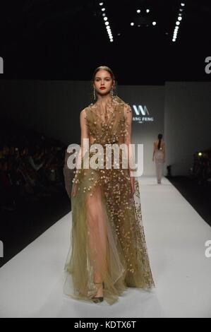 Shanghai, China. Oktober 2017. Ein Model präsentiert eine Kreation von WANGFENG während der Frühjahr/Sommer-Fashion Week 2018 in Shanghai, östlich von China, 15. Oktober 2017. Guo Changyao/Xinhua/Alamy Live News Stockfoto