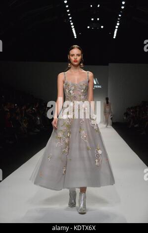 Shanghai, China. Oktober 2017. Ein Model präsentiert eine Kreation von WANGFENG während der Frühjahr/Sommer-Fashion Week 2018 in Shanghai, östlich von China, 15. Oktober 2017. Guo Changyao/Xinhua/Alamy Live News Stockfoto
