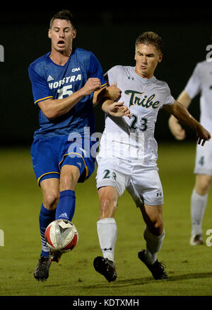 Williamsburg, VA, USA. 14 Okt, 2017. 20171014 - Hofstra defender SEAN NEALIS (15) und William und Mary Mittelfeldspieler RILEY SPANIEN (23) machen ein Spiel für den Ball in der ersten Hälfte bei Familie Martin Stadion in Williamsburg, Virginia Credit: Chuck Myers/ZUMA Draht/Alamy leben Nachrichten Stockfoto