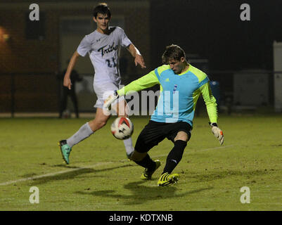 Williamsburg, VA, USA. 14 Okt, 2017. 20171014 - Hofstra Torwart ALEX ASHTON (1) macht eine gegen William und Mary in der ersten Hälfte bei Familie Martin Stadion in Williamsburg, Virginia Credit: Chuck Myers/ZUMA Draht/Alamy Leben Nachrichten speichern Stockfoto