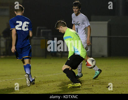 Williamsburg, VA, USA. 14 Okt, 2017. 20171014 - ein Schuss von William und Mary Mittelfeldspieler Marcel Berry beats Hofstra Torwart ALEX ASHTON (1) Für ein Tor in der ersten Hälfte bei Familie Martin Stadion in Williamsburg, Virginia Credit: Chuck Myers/ZUMA Draht/Alamy leben Nachrichten Stockfoto