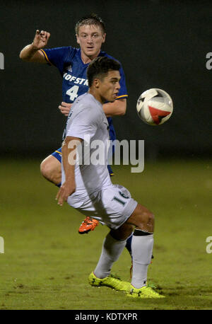 Williamsburg, VA, USA. 14 Okt, 2017. 20171014 - Hofstra Verteidiger JON FRASER (4) Pässe rund um William und Mary defender HRISTO BUSTAMANTE (16) in der zweiten Hälfte bei Familie Martin Stadion in Williamsburg, Virginia Credit: Chuck Myers/ZUMA Draht/Alamy leben Nachrichten Stockfoto