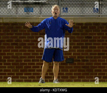 Williamsburg, VA, USA. 14 Okt, 2017. 20171014 - Hofstra Trainer RICHARD NUTTALL beschwert sich ein Schiedsrichter während der zweiten Hälfte gegen William und Mary bei Familie Martin Stadion in Williamsburg, Virginia Credit: Chuck Myers/ZUMA Draht/Alamy leben Nachrichten Stockfoto