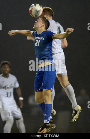 Williamsburg, VA, USA. 14 Okt, 2017. 20171014 - Hofstra, MATTHEW VOWINKEL (21) kämpfe William und Mary defender REMI FROST (4) Für einen Kopf Kugel in der zweiten Hälfte bei Familie Martin Stadion in Williamsburg, Virginia Credit: Chuck Myers/ZUMA Draht/Alamy leben Nachrichten Stockfoto