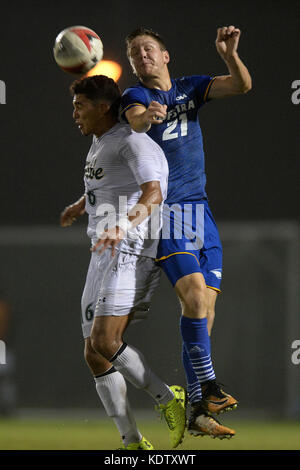 Williamsburg, VA, USA. 14 Okt, 2017. 20171014 - William und Mary defender HRISTO BUSTAMANTE (16) und Hofstra, MATTHEW VOWINKEL (21) Kampf um einen Kopf Kugel in der zweiten Hälfte bei Familie Martin Stadion in Williamsburg, Virginia Credit: Chuck Myers/ZUMA Draht/Alamy leben Nachrichten Stockfoto