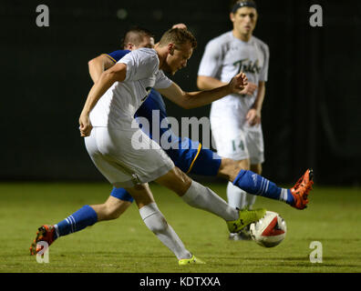 Williamsburg, VA, USA. 14 Okt, 2017. 20171014 - William und Mary vorwärts RYDER BELL (11) feuert einen Schuß gegen Hofstra Verteidiger JON FRASER (4) in der zweiten Hälfte bei Familie Martin Stadion in Williamsburg, Virginia Credit: Chuck Myers/ZUMA Draht/Alamy leben Nachrichten Stockfoto