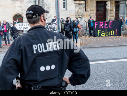 Hamburg, Deutschland. Oktober 2017. Linke Aktivisten halten Banner, in denen die Freilassung von Gefangenen gefordert wird, die wegen verschiedener Straftaten im Zusammenhang mit den turbulenten Ereignissen während der G20-Konferenz in Hamburg am 16. Oktober 2017 angeklagt wurden. Quelle: Axel Heimken/dpa/Alamy Live News Stockfoto