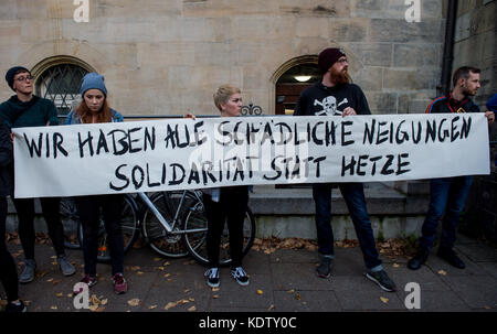 Hamburg, Deutschland. Oktober 2017. Linke Aktivisten halten Banner, in denen die Freilassung von Gefangenen gefordert wird, die wegen verschiedener Straftaten im Zusammenhang mit den turbulenten Ereignissen während der G20-Konferenz in Hamburg am 16. Oktober 2017 angeklagt wurden. Quelle: Axel Heimken/dpa/Alamy Live News Stockfoto