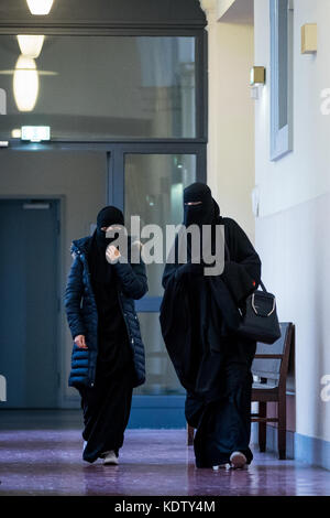 Hamburg, Deutschland. Oktober 2017. Zwei Frauen mit Niqabs in einem Gericht in Hamburg, 16. Oktober 2017. Sechs Männer wurden angeklagt, nach Syrien zu reisen, um für den IS zu kämpfen. Quelle: Christian Charisius/dpa/Alamy Live News Stockfoto