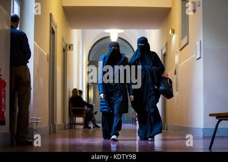 Hamburg, Deutschland. Oktober 2017. Zwei Frauen mit Niqabs in einem Gericht in Hamburg, 16. Oktober 2017. Sechs Männer wurden angeklagt, nach Syrien zu reisen, um für den IS zu kämpfen. Quelle: Christian Charisius/dpa/Alamy Live News Stockfoto