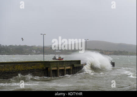 Schull, Irland. 16 Okt, 2017. UK Wetter. Ex-Hurricane Ophelia hits Schull, Irland mit Windgeschwindigkeiten von 80 km/h und Böen von 130 km/h. Größere strukturelle Schäden zu rechnen, als das Schlimmste kommt noch. Credit: Andy Gibson/Alamy Leben Nachrichten. Stockfoto