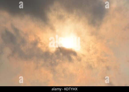 Aberystwyth, Wales, UK. 16 Okt, 2017. UK Wetter. Staub aus der Sahara Farben Wolken über West Wales als Sturm Ophelia Ansätze - John gilbey/Alamy Leben Nachrichten - 16-Okt-2017 Quelle: John gilbey/Alamy leben Nachrichten Stockfoto