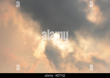 Aberystwyth, Wales, UK. 16 Okt, 2017. UK Wetter. Staub aus der Sahara Farben Wolken über West Wales als Sturm Ophelia Ansätze - John gilbey/Alamy Leben Nachrichten - 16-Okt-2017 Quelle: John gilbey/Alamy leben Nachrichten Stockfoto