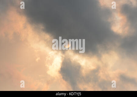 Aberystwyth, Wales, UK. 16 Okt, 2017. UK Wetter. Staub aus der Sahara Farben Wolken über West Wales als Sturm Ophelia Ansätze - John gilbey/Alamy Leben Nachrichten - 16-Okt-2017 Quelle: John gilbey/Alamy leben Nachrichten Stockfoto