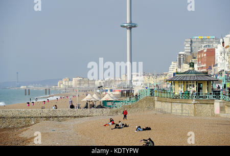 Brighton, Großbritannien. Oktober 2017. Wetter in Großbritannien. Ein ungewöhnlich warmer und sonniger Herbsttag an der Küste von Brighton mit Temperaturen von über 20 Grad. Irland und die Westküste Großbritanniens bereiten sich inzwischen auf das Ende des Orkans Ophelia vor, 30 Jahre nach dem großen Sturm von 1987.Quelle: Simon Dack/Alamy Live News Stockfoto