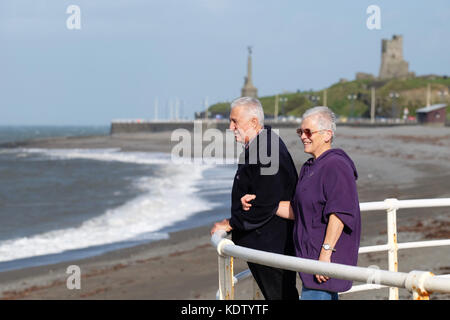 Aberystwyth, Ceredigion, Wales, UK. 16 Okt, 2017. de Wetter. Starker Wind herauf an der West Küste von Wales in Aberystwyth als Sturm ophelia Ansätze - Eine lokale Rentnerehepaar stoppen Sie die herannahenden Sturm zu beobachten, die in der Irischen See. foto Steven Mai/alamy leben Nachrichten Stockfoto