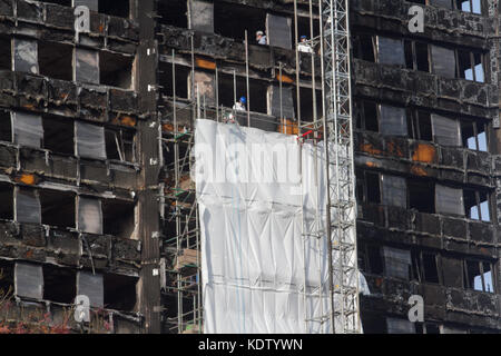 London, Großbritannien. 16 Okt, 2017. die Arbeitnehmer der Prozess der Abdeckung begonnen haben, ing Die grenfell Hochhaus in West London mit weißen Plane nach der Devasting Feuer am 14. Juni, die sich in den menschlichen Verlust von Leben und die Zahl der Todesopfer auf 80 geschätzt. Credit: Amer ghazzal/alamy leben Nachrichten Stockfoto