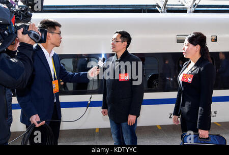 Peking, China. Oktober 2017. Zhang Xuesong (2. R) und Chen Linjing (1. R), Delegierte der Provinz Hebei beim 19. Nationalkongress der Kommunistischen Partei Chinas (KPC), erhalten Interviews bei ihrer Ankunft in Peking, der Hauptstadt Chinas, am 16. Oktober 2017. Delegierte der Provinz Hebei beim 19. KPC-Nationalkongress kamen am Montag in Peking an. Der Kongress beginnt am 18. Oktober in Peking. Quelle: Zhang Ling/Xinhua/Alamy Live News Stockfoto