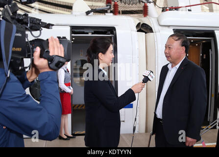 Peking, China. Oktober 2017. Pi Jinjun (1. R), Delegierter der Provinz Shandong beim 19. Nationalkongress der Kommunistischen Partei Chinas (KPC), erhält ein Interview bei seiner Ankunft in Peking, der Hauptstadt Chinas, am 16. Oktober 2017. Delegierte der Provinz Shandong beim 19. KPC-Nationalkongress kamen am Montag in Peking an. Der Kongress beginnt am 18. Oktober in Peking. Quelle: Jin Liwang/Xinhua/Alamy Live News Stockfoto