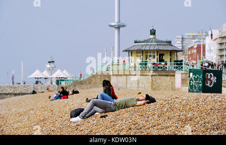 Brighton, uk. 16 Okt, 2017. de Wetter Besucher auf Brighton Beach einen ungewöhnlich warmen und sonnigen Herbsttag mit Temperaturen über 20 Grad genießen. Unterdessen Irland und der Westküste von Großbritannien stützen sich auf die Ankunft der Schwanz Ende der Hurrikan Ophelia 30 Jahre nach dem großen stortm 1987: Simon dack/alamy leben Nachrichten Stockfoto