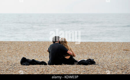 Brighton, uk. 16 Okt, 2017. de Wetter Besucher auf Brighton Beach einen ungewöhnlich warmen und sonnigen Herbsttag mit Temperaturen über 20 Grad genießen. Unterdessen Irland und der Westküste von Großbritannien stützen sich auf die Ankunft der Schwanz Ende der Hurrikan Ophelia 30 Jahre nach dem großen stortm 1987: Simon dack/alamy leben Nachrichten Stockfoto