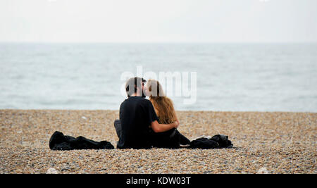 Brighton, Großbritannien. Oktober 2017. Besucher des britischen Wetters am Brighton Beach genießen einen ungewöhnlich warmen, sonnigen Herbsttag mit Temperaturen von über 20 Grad. Währenddessen bereiten sich Irland und die Westküste Großbritanniens auf die Ankunft des Heckendes des Hurrikans Ophelia vor, 30 Jahre nach dem Großen Stortm von 1987 Credit: Simon Dack/Alamy Live News Stockfoto