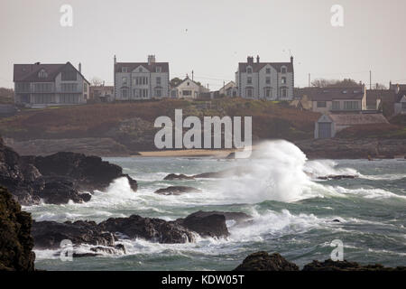 Anglesey, Wales. 16 Okt, 2017. UK Wetter. Wie prognostiziert mit Gelb und Gelb und die gefährlichere rote Warnungen, die durch die Met Office beginnt landfall Hurrikan Ophelia wird zu den meisten westlichen Teilen des Vereinigten Königreichs einschließlich Wales Sturm Wetter und Meer bringen Überspannungen wie Treaddur Bay auf Anglesey entdeckt als Wellen fing heftig an der Küste Stockfoto