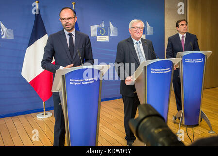 Der französische Premierminister Edouard Philippe (L) und Jean-Claude Juncker, der Präsident der Europäischen Kommission, halten nach ihrem bilateralen Treffen am 16.10.2017 im Hauptsitz der Europäischen Kommission in Brüssel, Belgien, eine Pressekonferenz von Wiktor Dabkowski ab Stockfoto