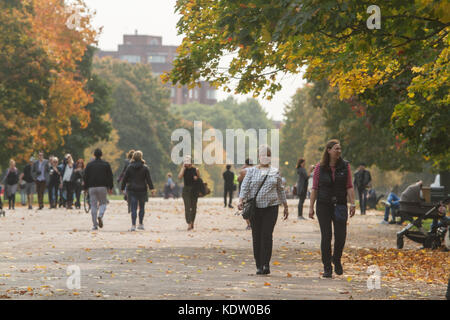 London, Großbritannien. 16 Okt, 2017 Menschen im Herbst Sonnenschein und wärmere Temperaturen höher als für Oktober in Kensington Gardens London Credit: Amer ghazzal/alamy live Nachrichten erwartet genießen Stockfoto