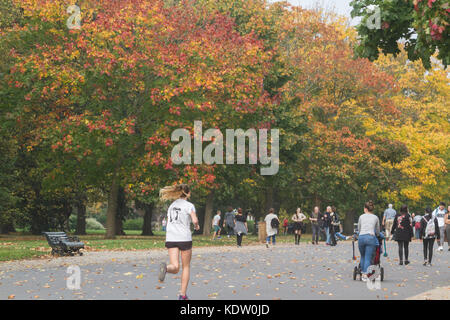 London, Großbritannien. 16 Okt, 2017 Menschen im Herbst Sonnenschein und wärmere Temperaturen höher als für Oktober in Kensington Gardens London Credit: Amer ghazzal/alamy live Nachrichten erwartet genießen Stockfoto