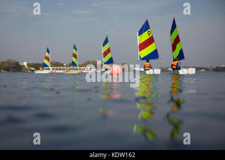 Hamburg, Deutschland. Oktober 2017. Segler machen das Beste aus dem clemens Wetter und fahren am 16. Oktober 2017 mit ihren Booten auf der Alster in Hamburg. Quelle: Christian Charisius/dpa/Alamy Live News Stockfoto