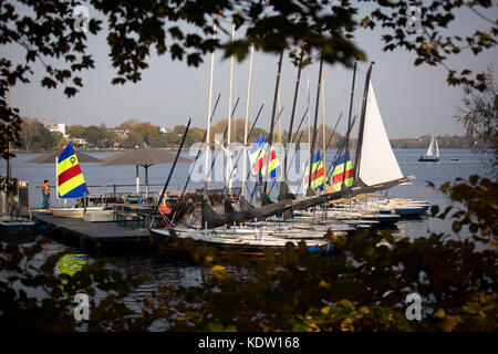 Hamburg, Deutschland. Oktober 2017. Segler machen das Beste aus dem clemens Wetter und fahren am 16. Oktober 2017 mit ihren Booten auf der Alster in Hamburg. Quelle: Christian Charisius/dpa/Alamy Live News Stockfoto