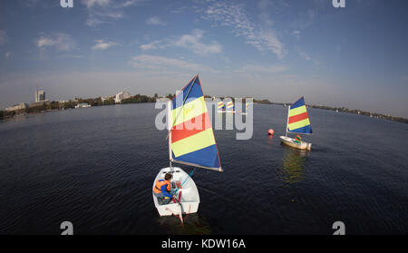 Hamburg, Deutschland. Oktober 2017. Segler machen das Beste aus dem clemens Wetter und fahren am 16. Oktober 2017 mit ihren Booten auf der Alster in Hamburg. Quelle: Christian Charisius/dpa/Alamy Live News Stockfoto