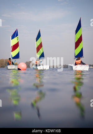 Hamburg, Deutschland. Oktober 2017. Segler machen das Beste aus dem clemens Wetter und fahren am 16. Oktober 2017 mit ihren Booten auf der Alster in Hamburg. Quelle: Christian Charisius/dpa/Alamy Live News Stockfoto