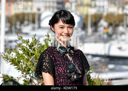 Cannes. Oktober 2017. Die japanische Schauspielerin Aoi Miyazaki posiert für Fotos während des MIPCOM (International Market of Communications Programme) 2017 in Cannes, Frankreich am 16. Oktober 2017. Der viertägige MIPCOM 2017 startete am Montag. Quelle: Chen Yichen/Xinhua/Alamy Live News Stockfoto