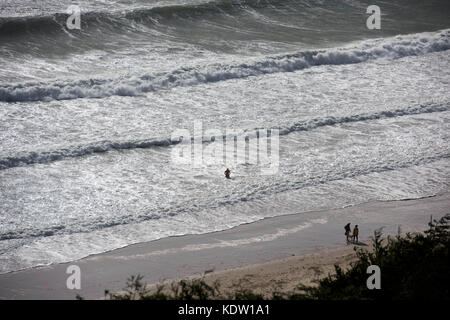 Langland Bay-Swansea, Großbritannien. Oktober 2017. Wetter in Großbritannien. Ein einsamer Schwimmer trotzt heute Nachmittag der stürmischen See in Langland Bay bei Swansea, während die Überreste des Hurrikans Ophelia die Britischen Inseln treffen. Quelle: Phil Rees/Alamy Live News Stockfoto