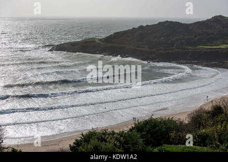 Langland Bay-Swansea, Großbritannien. Oktober 2017. Wetter in Großbritannien. Ein einsamer Schwimmer trotzt heute Nachmittag der stürmischen See in Langland Bay bei Swansea, während die Überreste des Hurrikans Ophelia die Britischen Inseln treffen. Quelle: Phil Rees/Alamy Live News Stockfoto